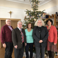 Zum „Christbaum loben“ hatte Stadtpfarrer Peter König die Politiker aus der Region eingeladen und gemeinsam mit Vilsbiburgs 2. Bürgermeister Hans Sarcher waren die Pfeffenhausener Landtagsabgeordnete Ruth Müller, Kreisrat Gerhard Babl und Stadträtin There