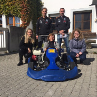 Sibylle Entwistle, Theresa Bergwinkl und Stefanie Sarcher überbringen kleine Spende vom Erlös des SPD Verkehrsgartenfest