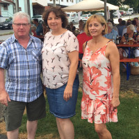 Bildunterschrift: Ein treuer Gast beim Verkehrsgartenfest ist Ruth Müller MdL (Mitte) im Gespräch mit Zweiten Bürgermeister Hans Sarcher und der SPD-Ortsvorsitzenden Theresa Bergwinkl.